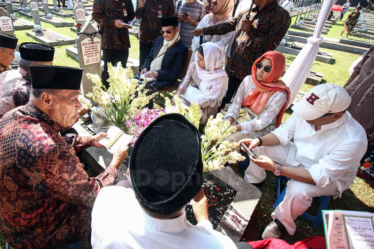 BJ Habibie Ziarah ke...