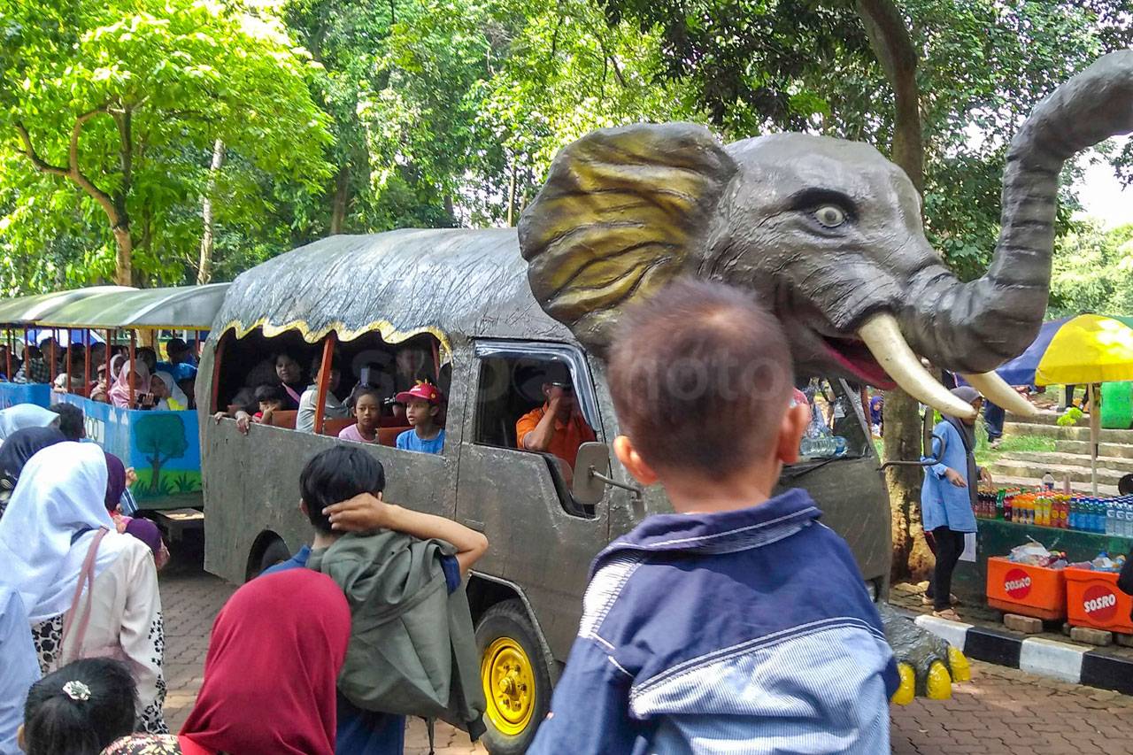 Pengunjung Padati Taman...