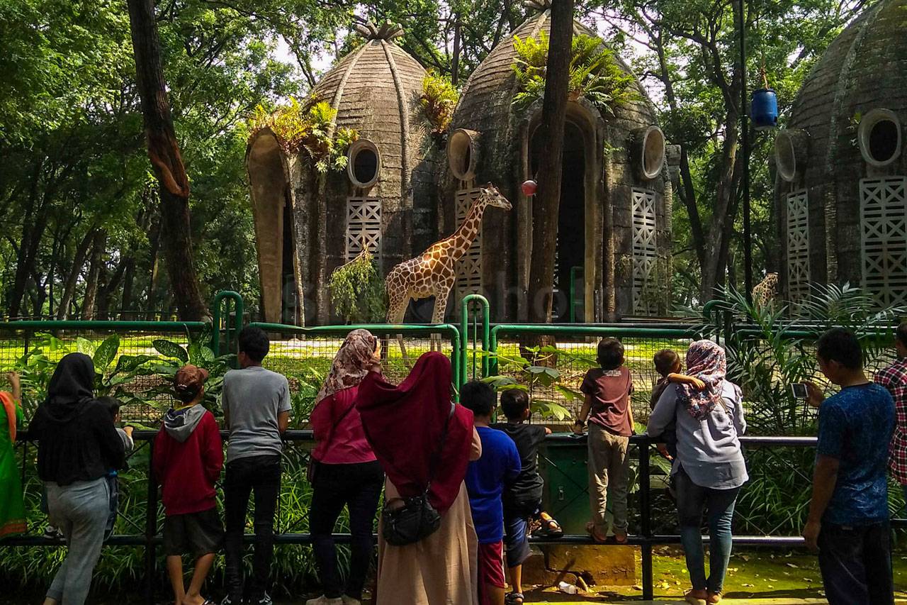 Pengunjung Padati Taman...