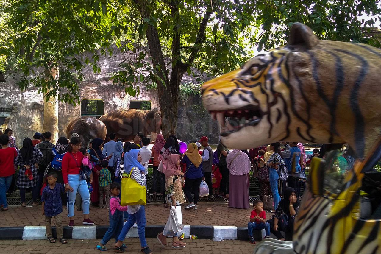 Pengunjung Padati Taman...