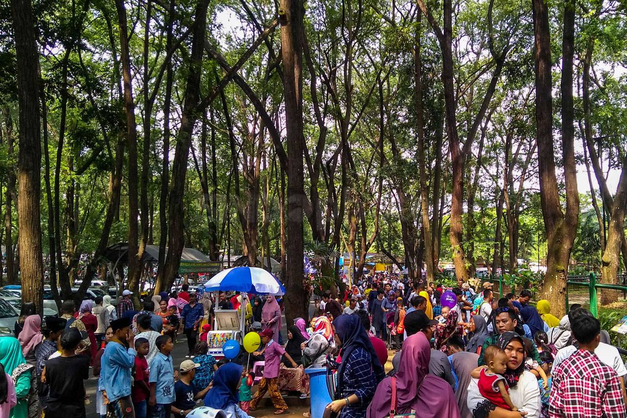 Pengunjung Padati Taman...