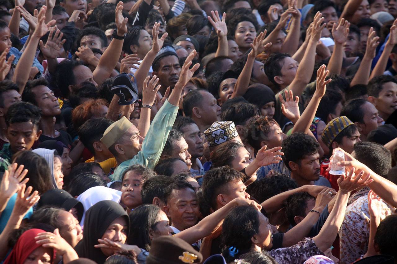 Ribuan Orang Hadiri...