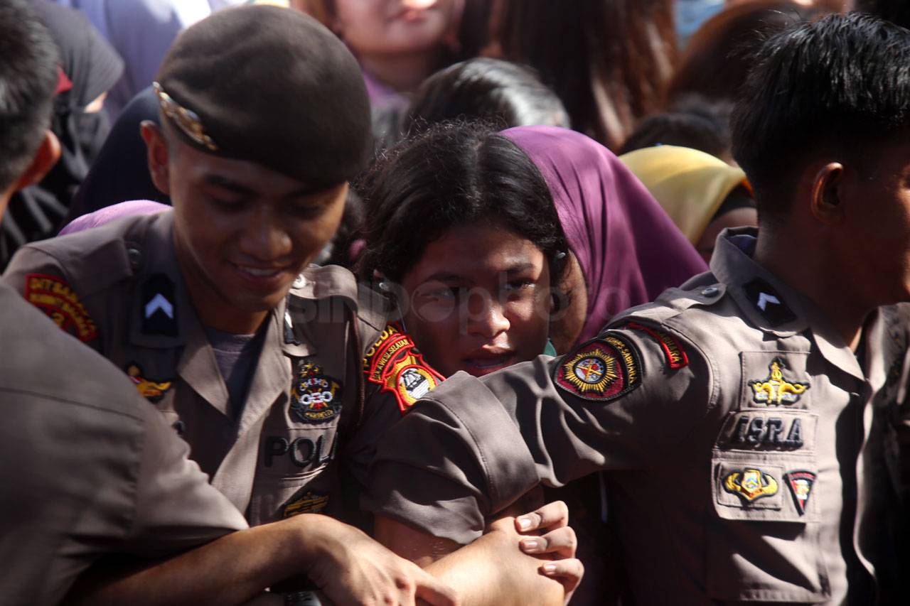 Ribuan Orang Hadiri...