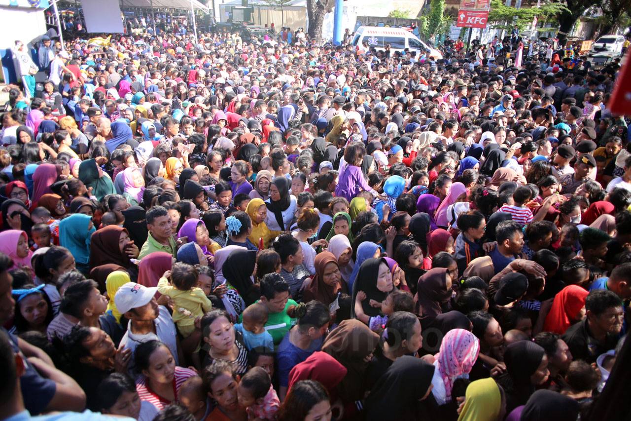 Ribuan Orang Hadiri...