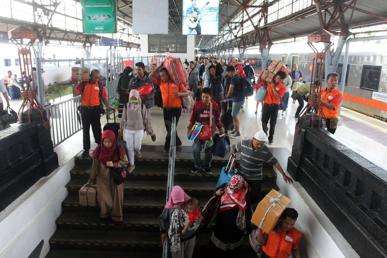 Puncak Arus Balik, Ribuan...