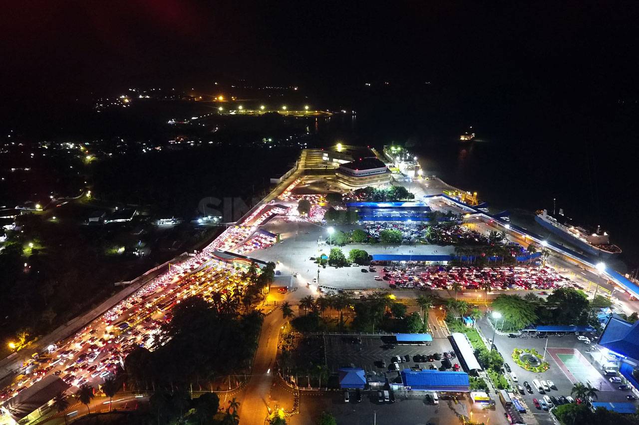 Puncak Arus Balik, Ribuan...