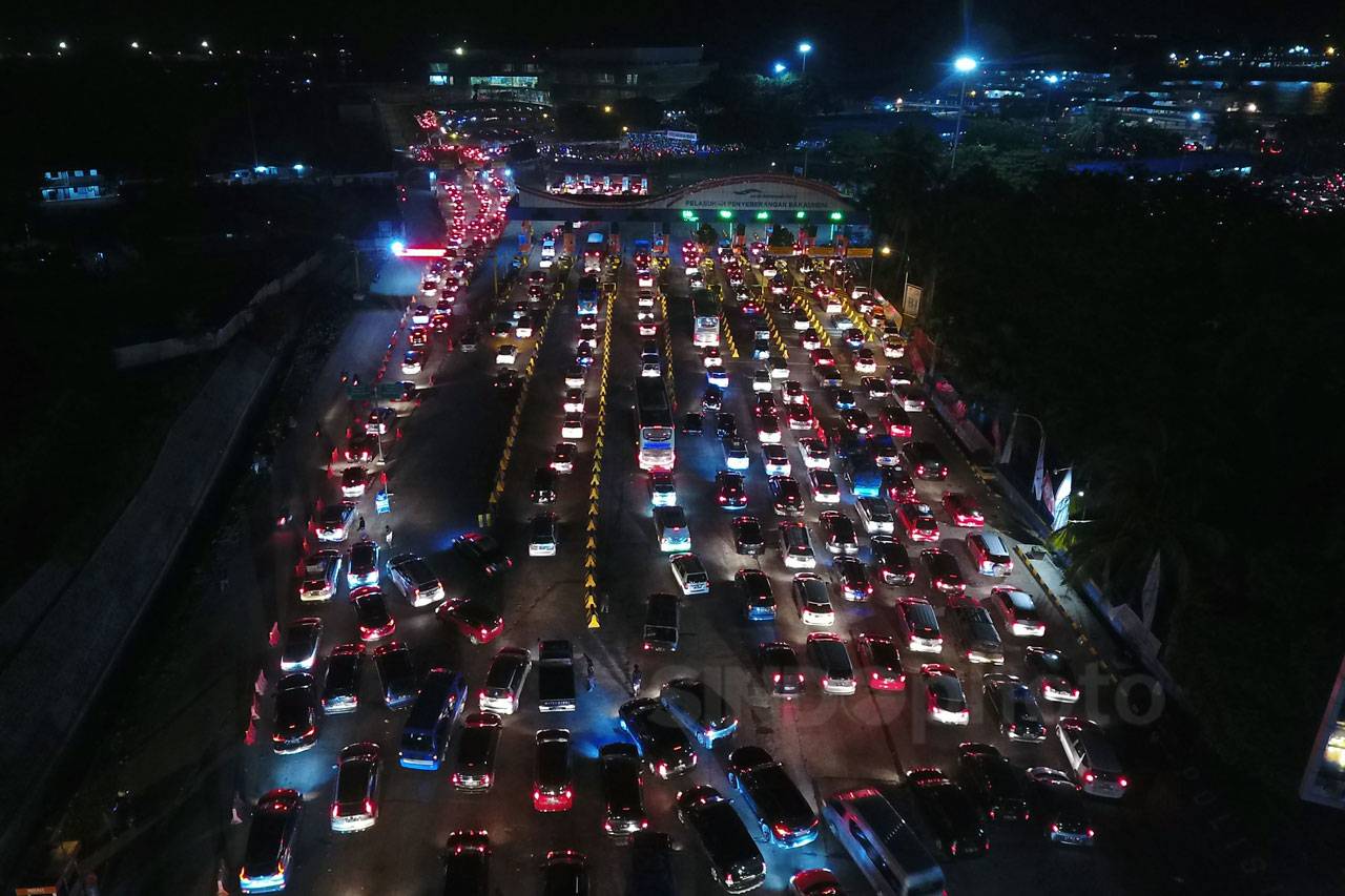 Puncak Arus Balik, Ribuan...