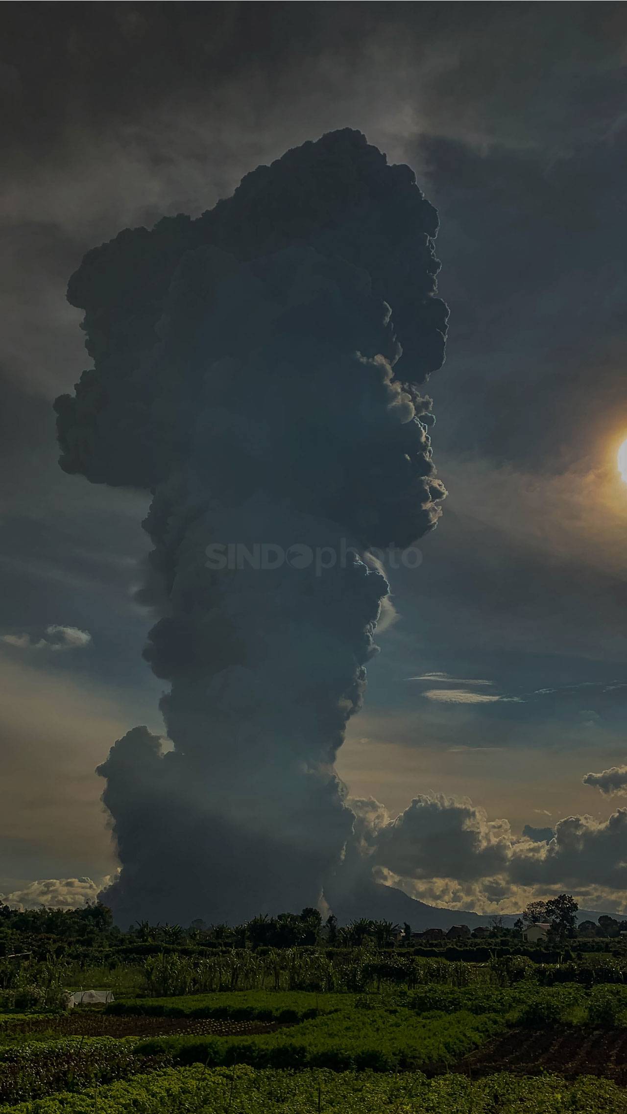 Gunung Sinabung Semburkan...