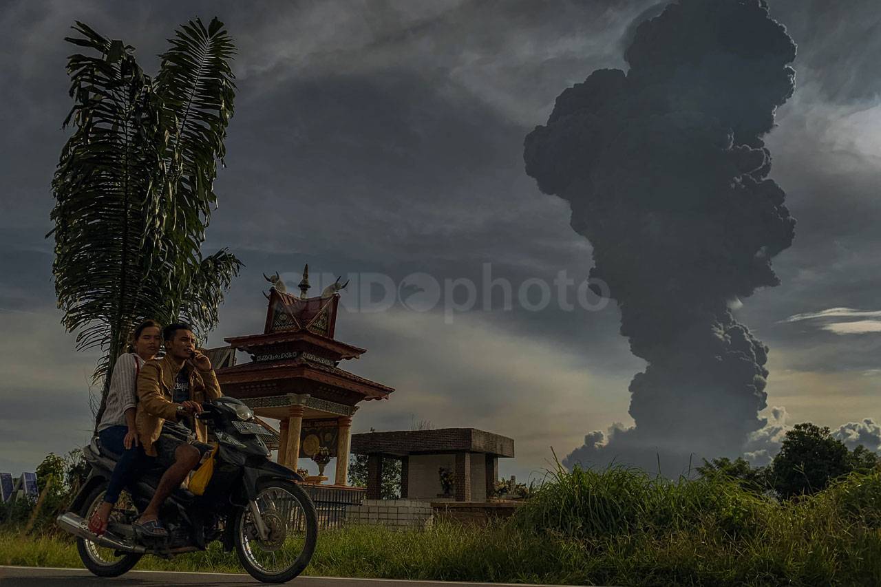 Gunung Sinabung Semburkan...