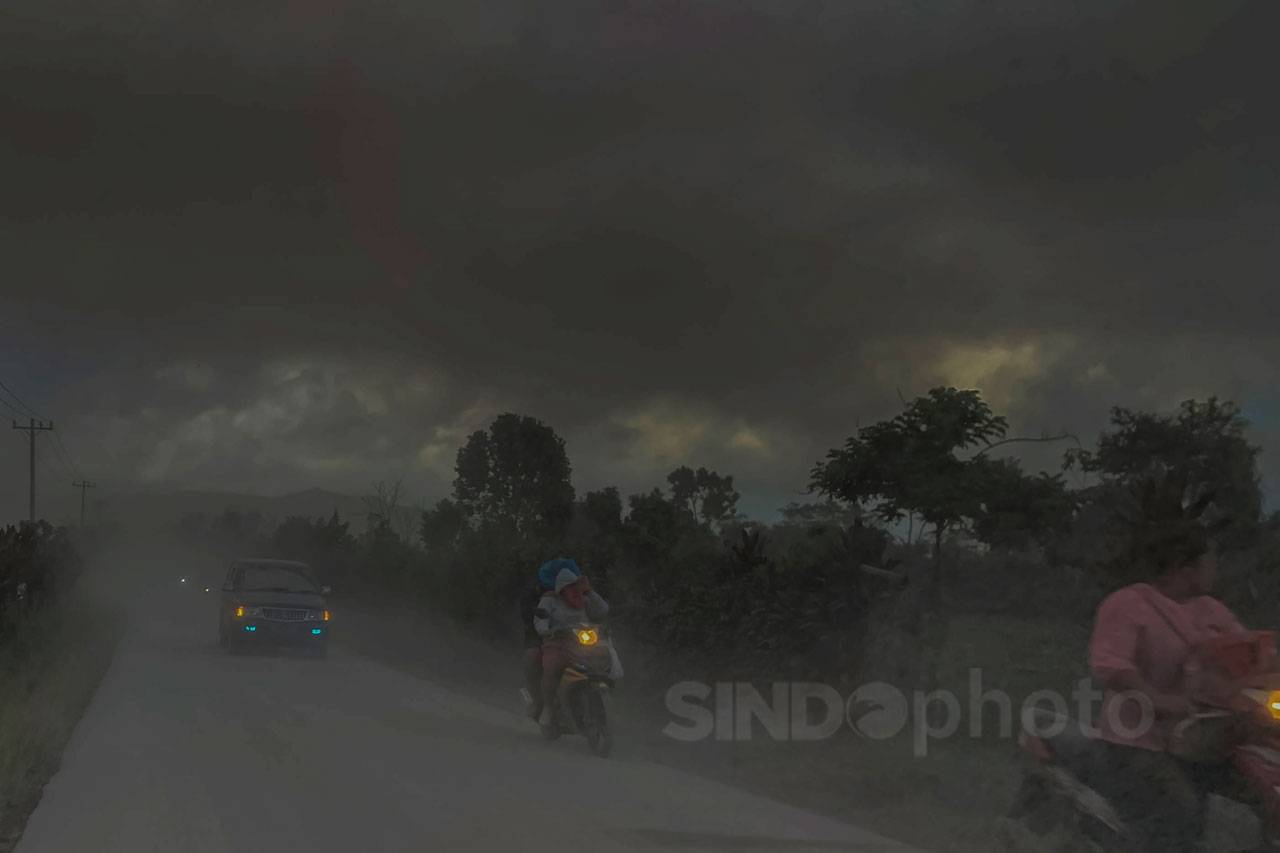 Gunung Sinabung Semburkan...