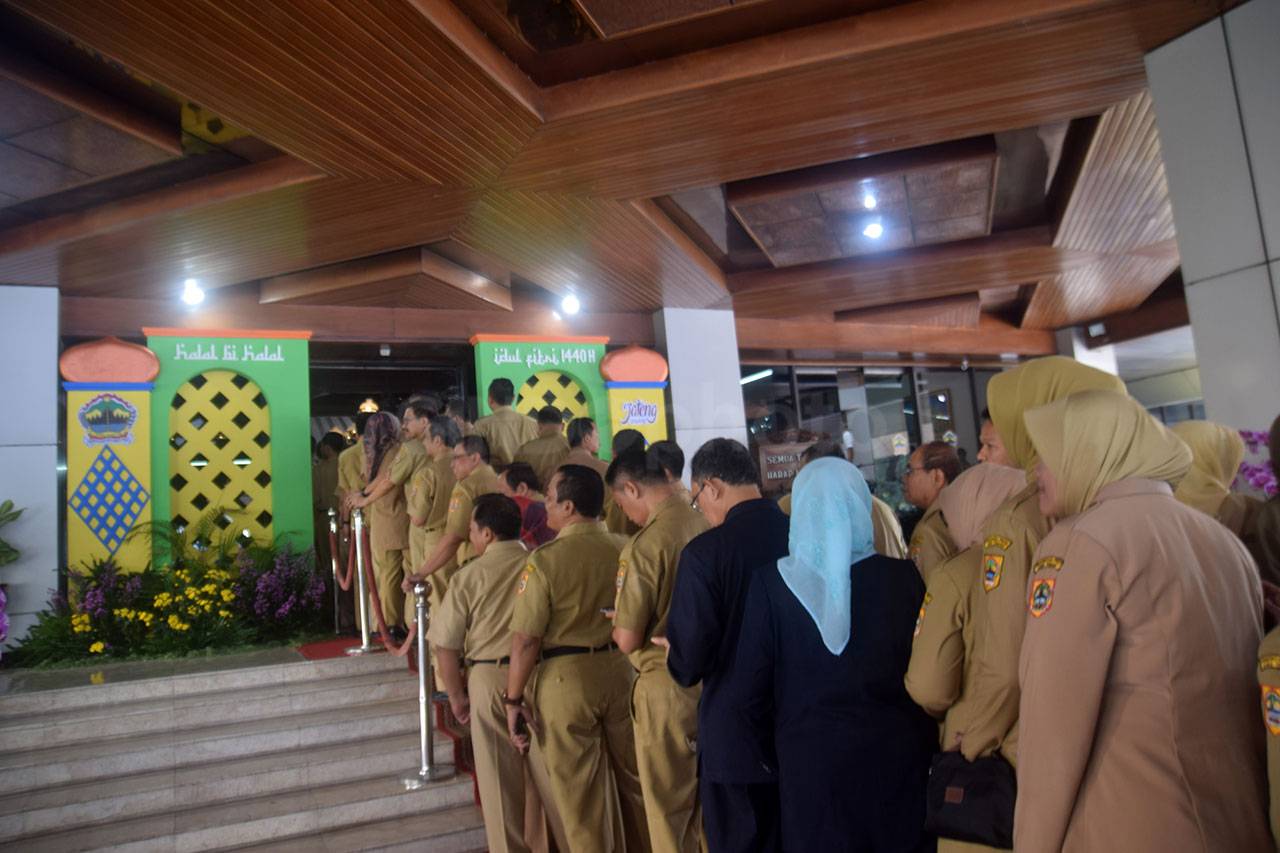 Ribuan PNS dan Warga...
