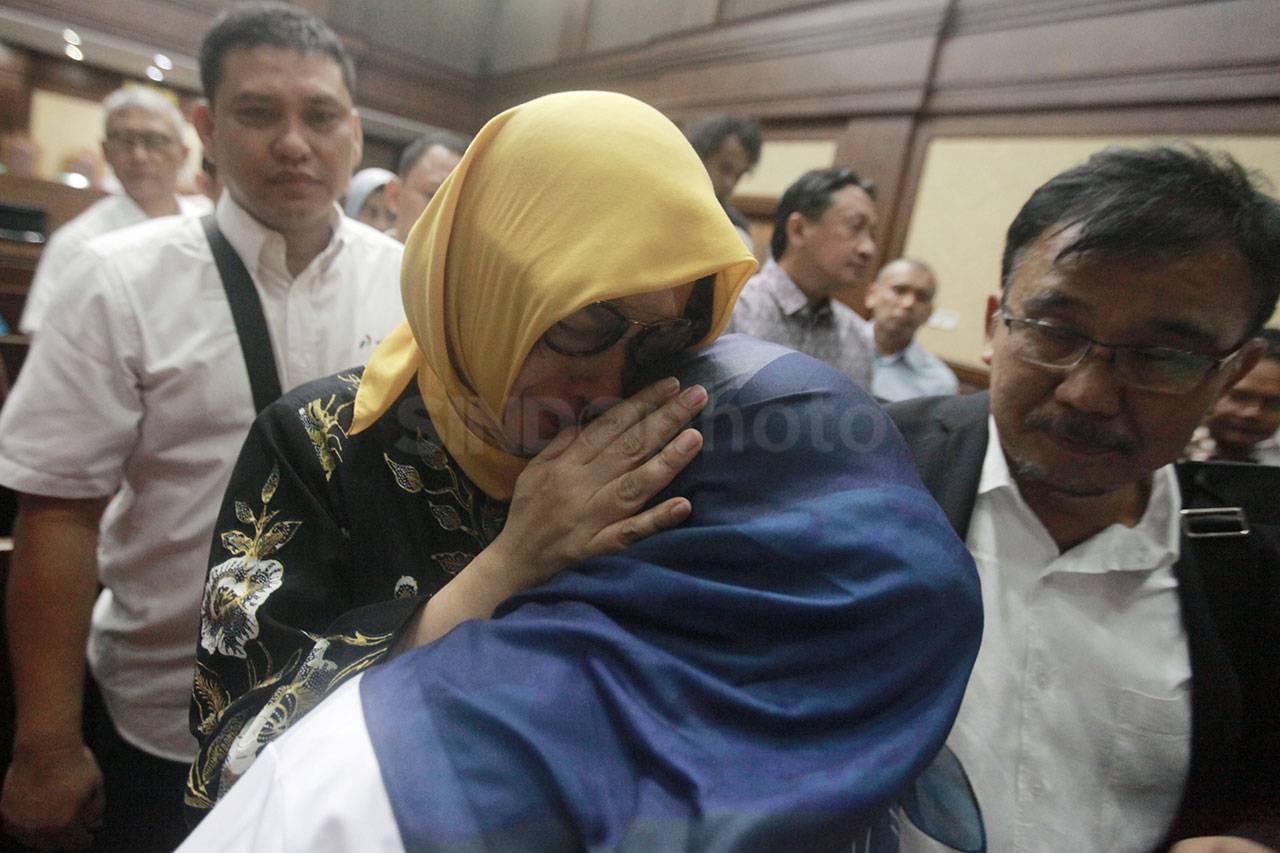 Karen Agustiawan Kepalkan...