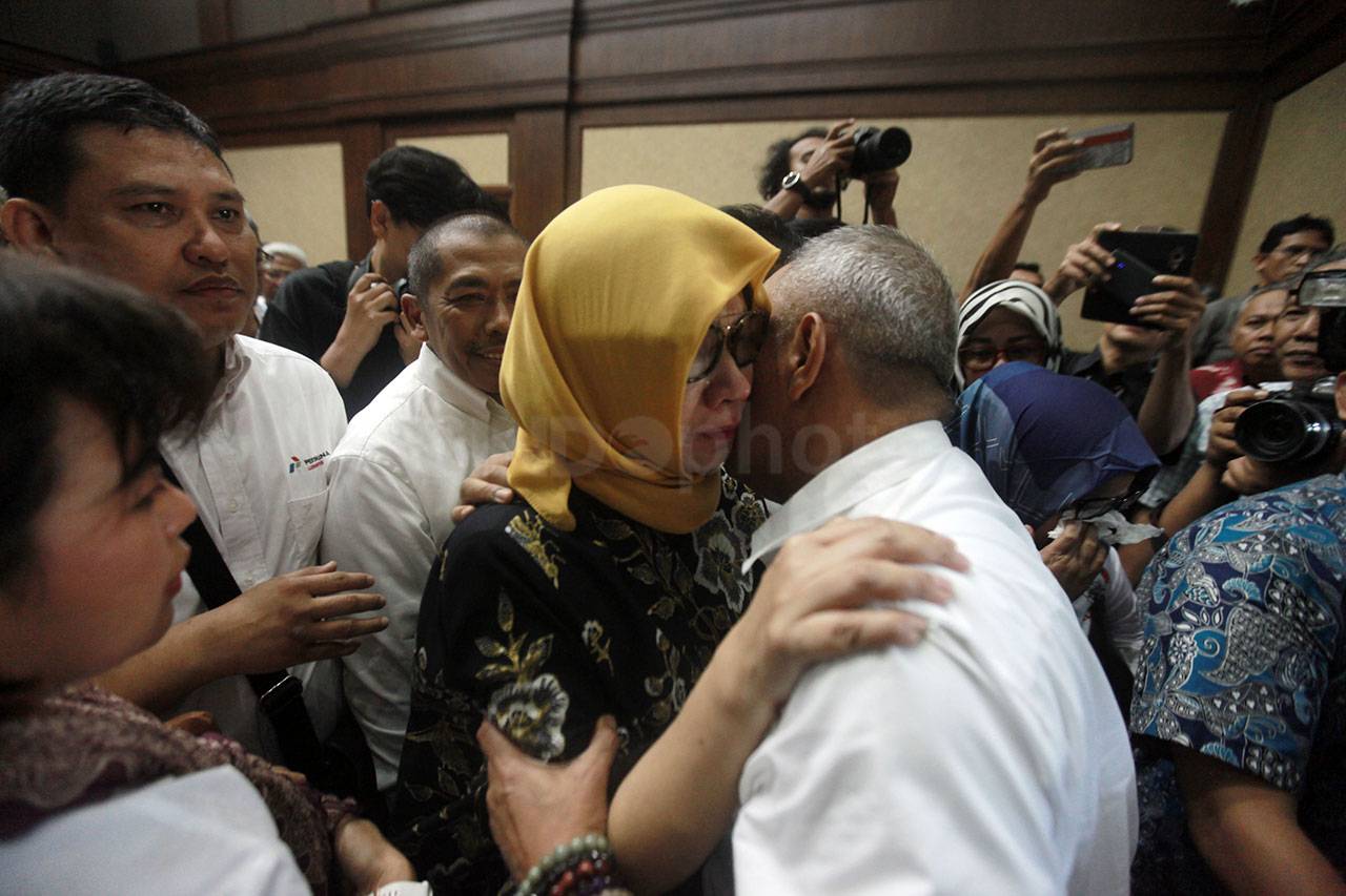 Karen Agustiawan Kepalkan...