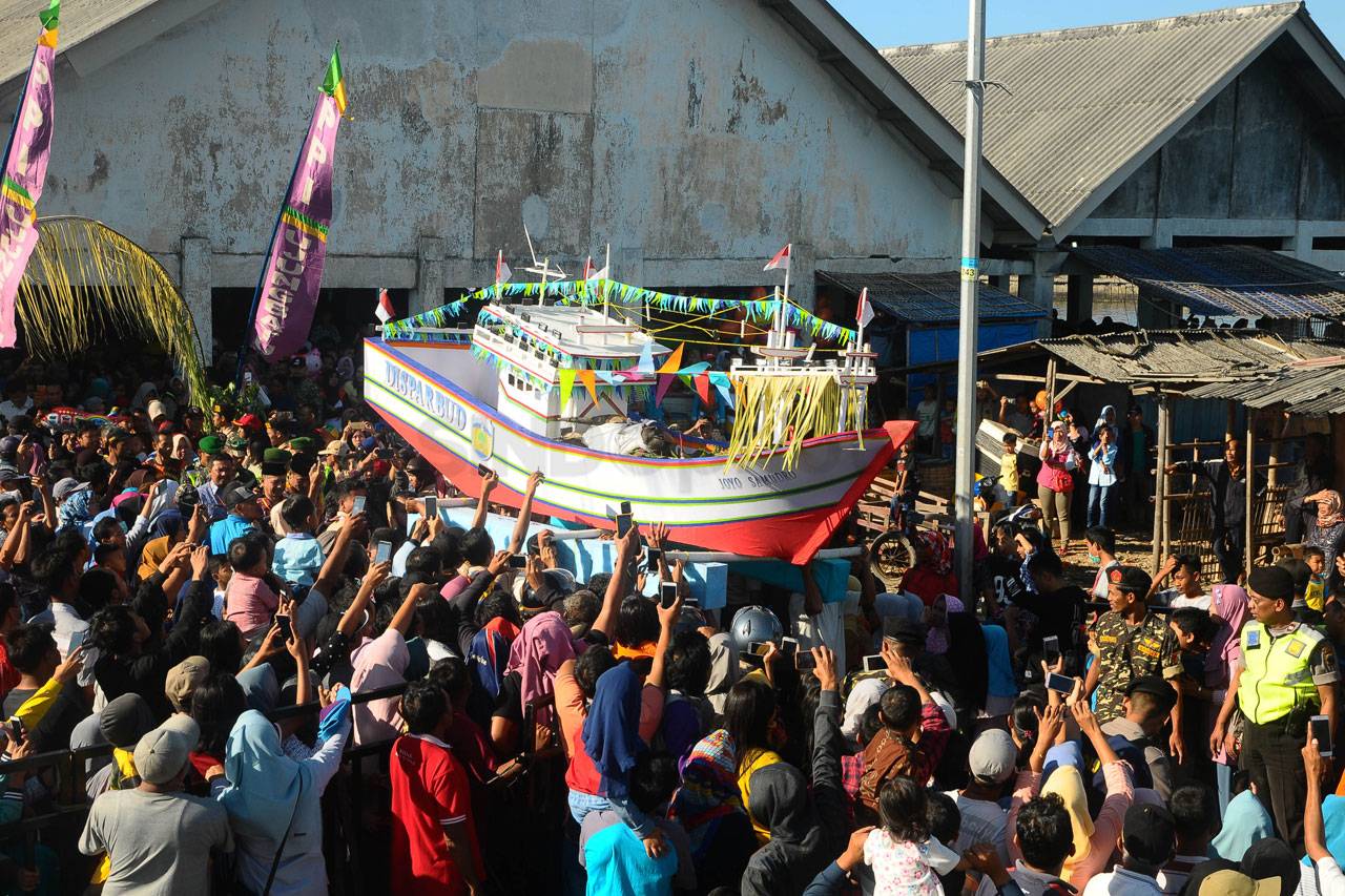 Warga Jepara Gelar Tradisi...