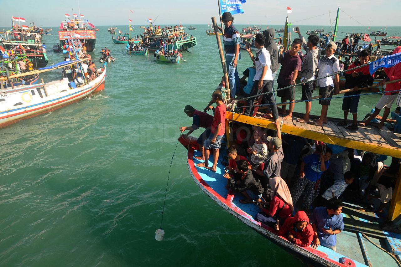 Warga Jepara Gelar Tradisi...