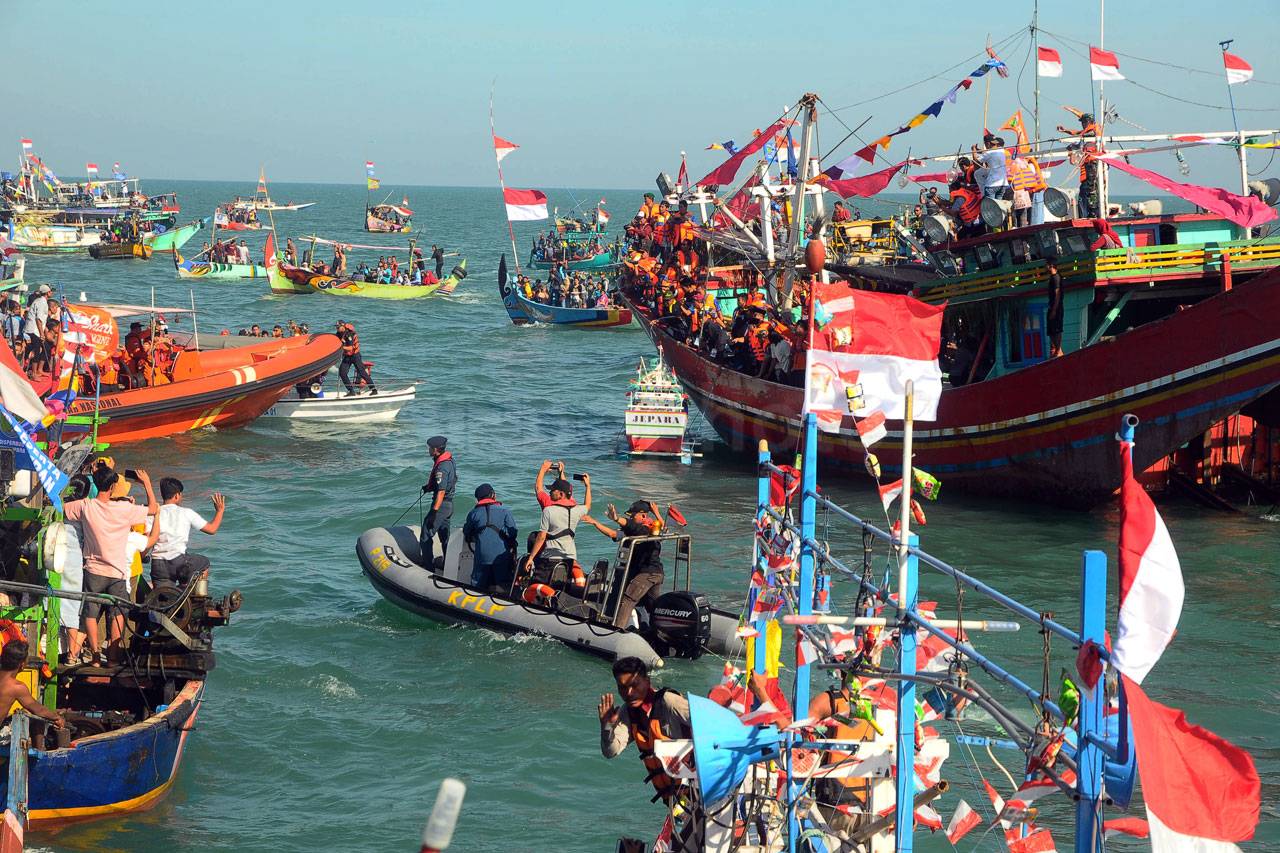 Warga Jepara Gelar Tradisi...
