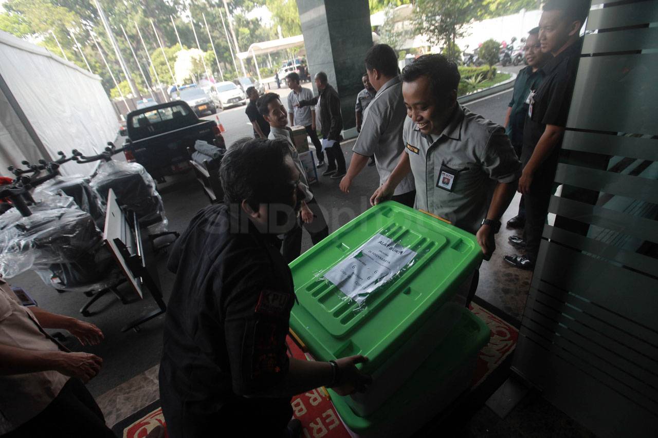 KPU Serahkan Bukti Sengketa...
