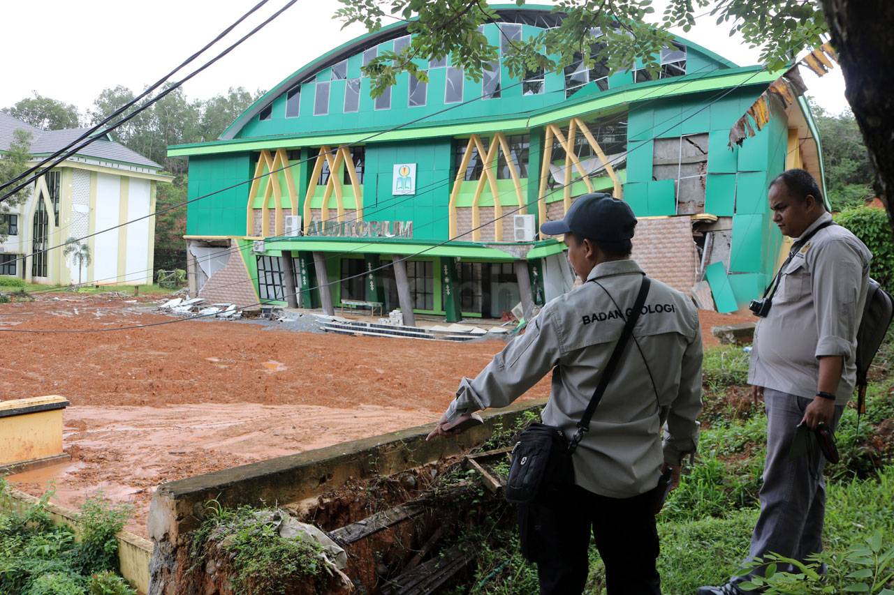 Tim Badan Geologi Tinjau...