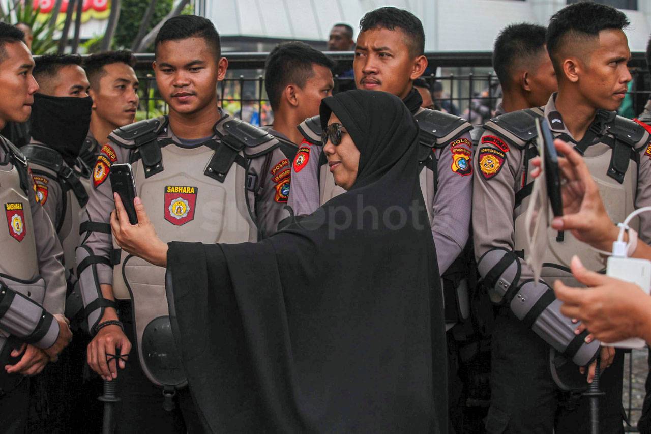 Ratusan Orang Demo Kawal...