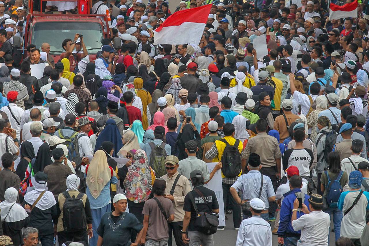Ratusan Orang Demo Kawal...