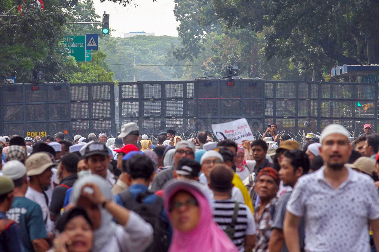 Ratusan Orang Demo Kawal...