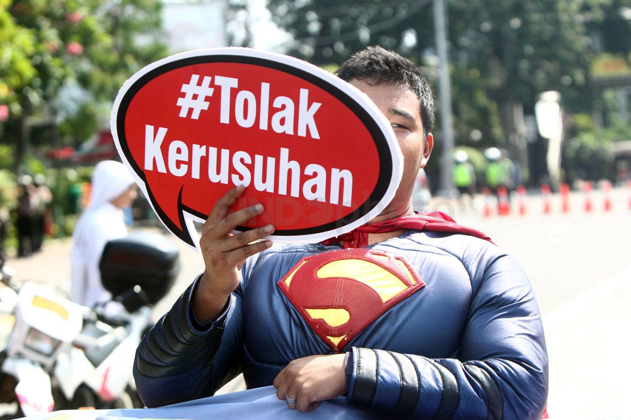 Pesan Perdamaian Superhero...