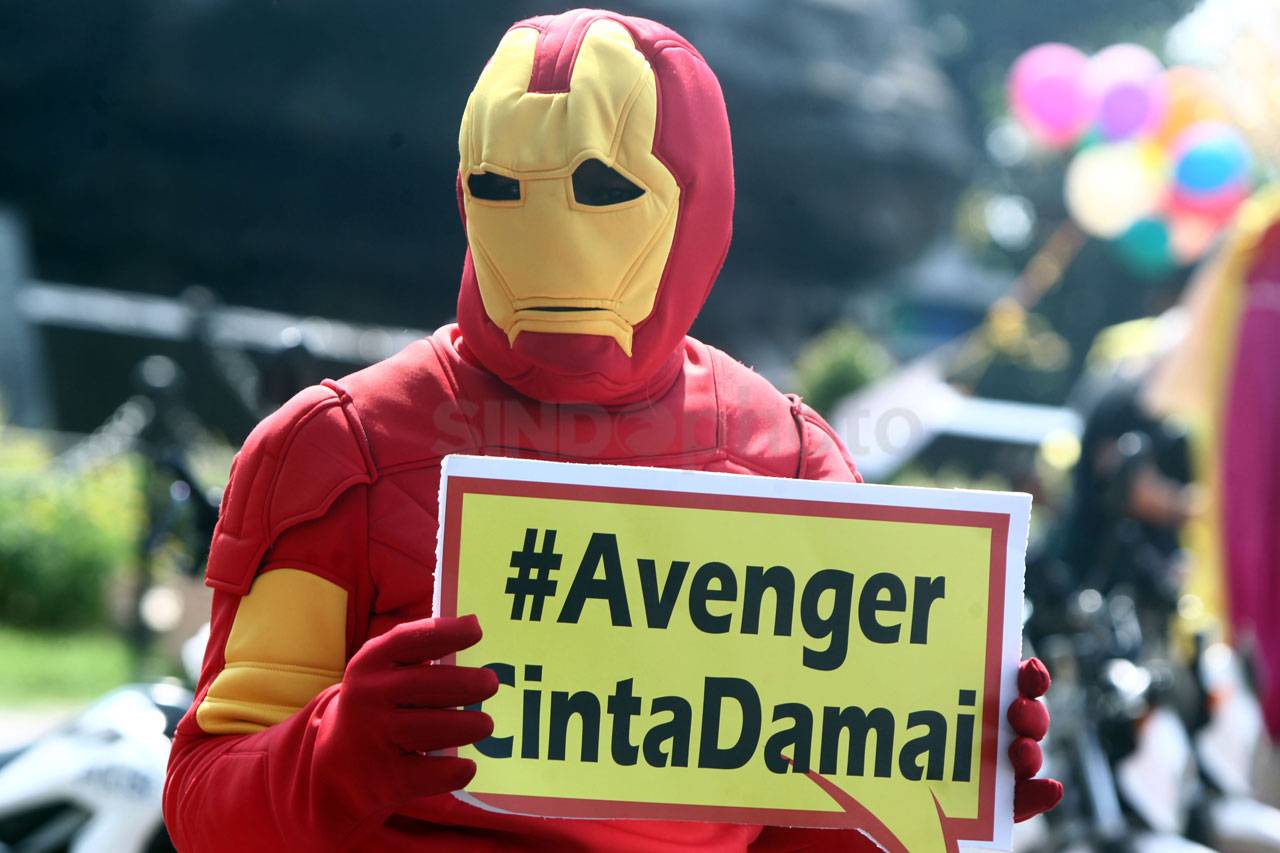 Pesan Perdamaian Superhero...