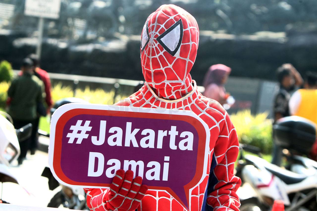 Pesan Perdamaian Superhero...