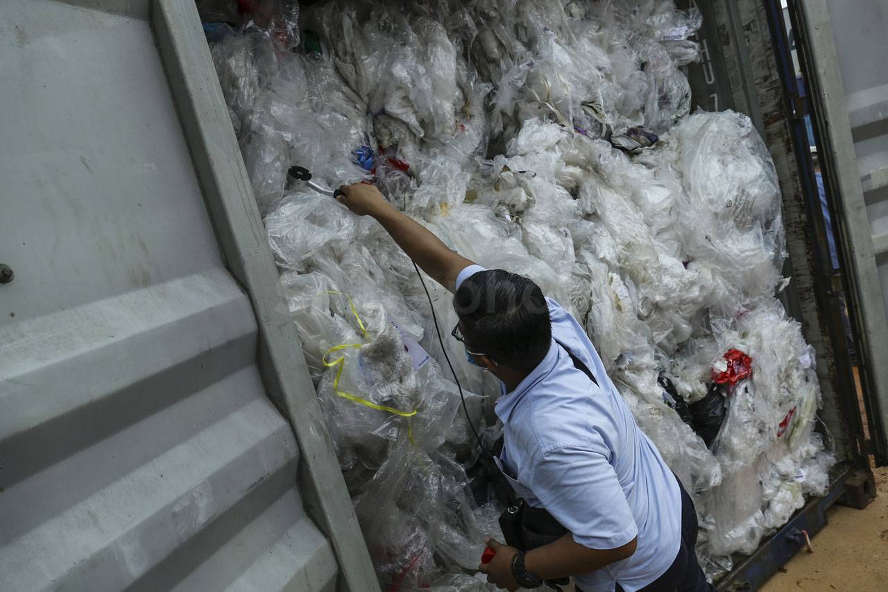 Petugas Gabungan Tahan...