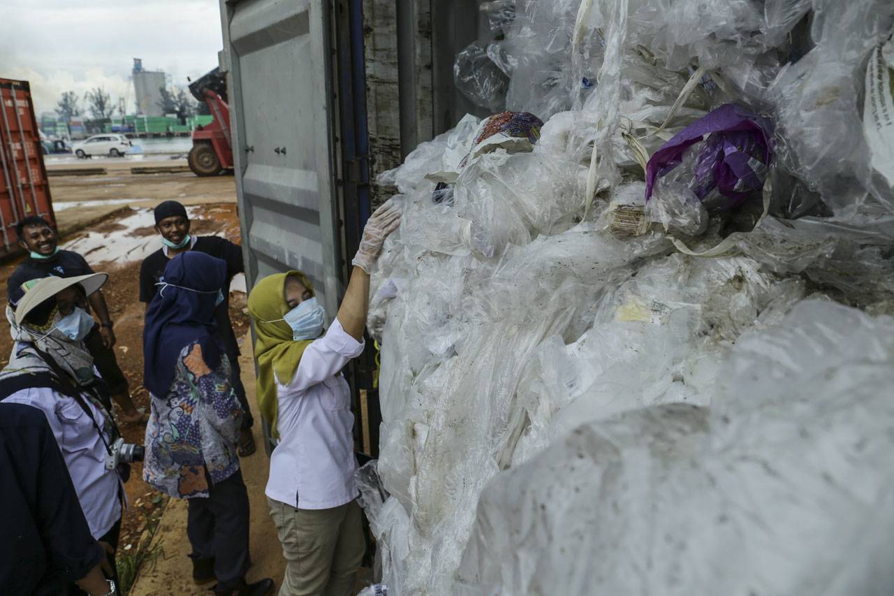 Petugas Gabungan Tahan...