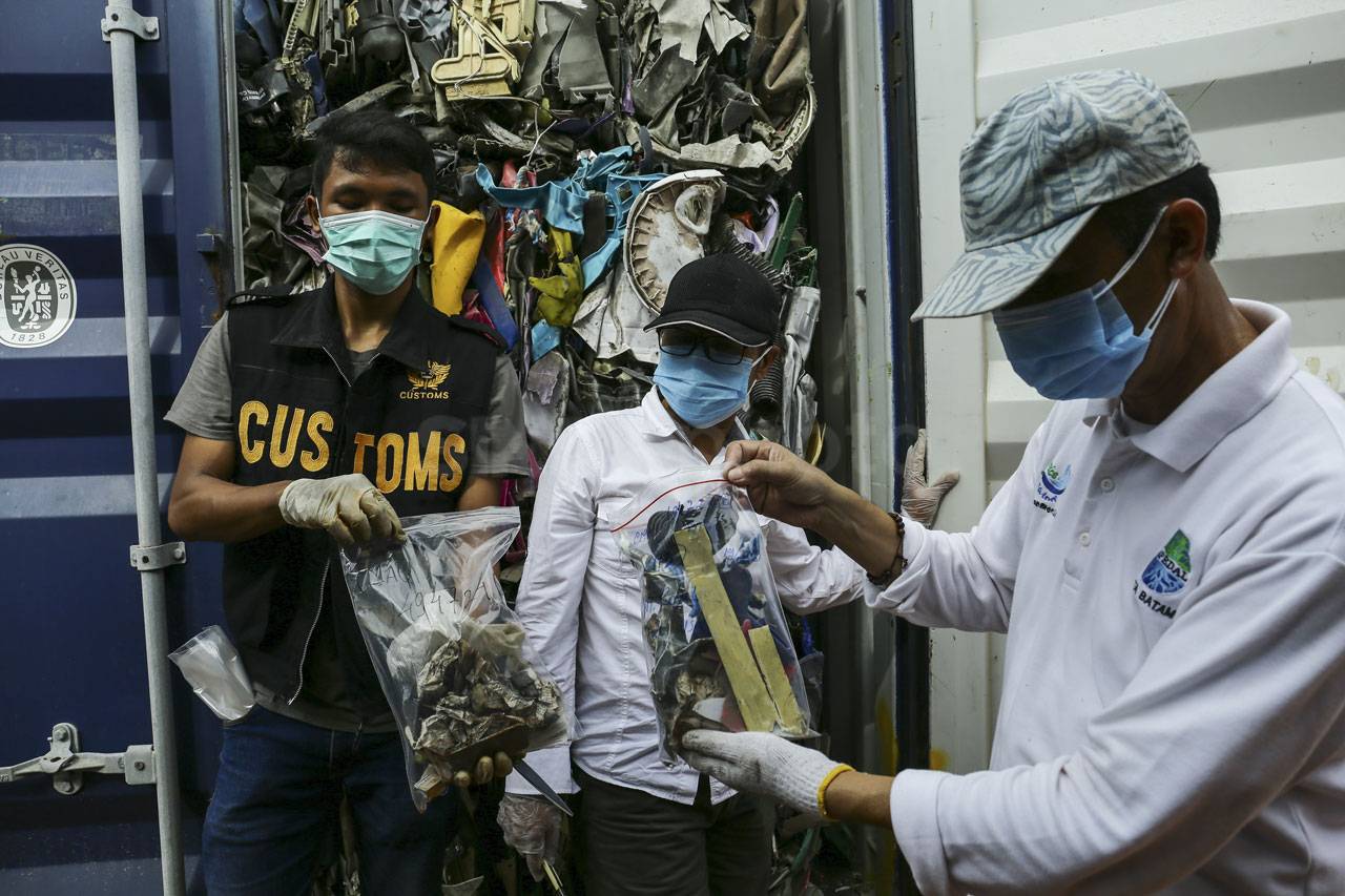 Petugas Gabungan Tahan...