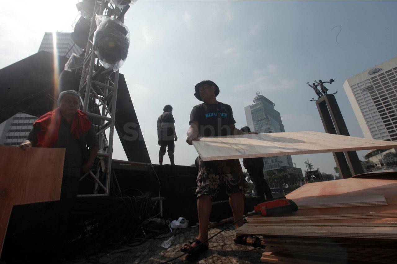 Persiapan Panggung Hiburan...