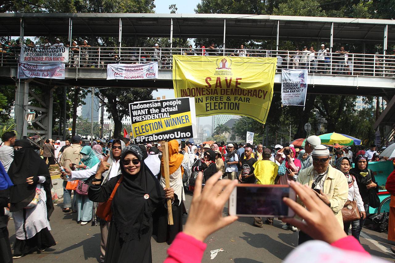 Massa Pendukung Prabowo-Sandi...