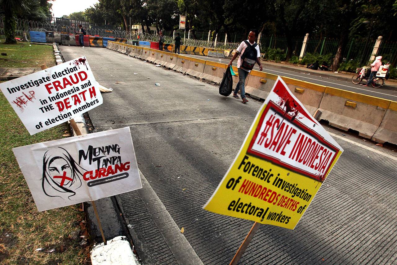 Massa Pendukung Prabowo-Sandi...