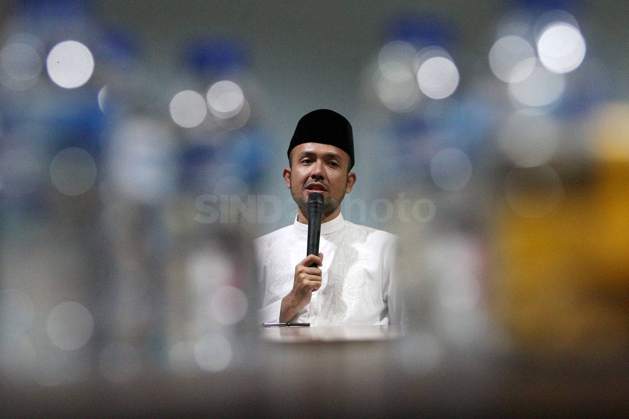 Akbar Himawan Buchari...