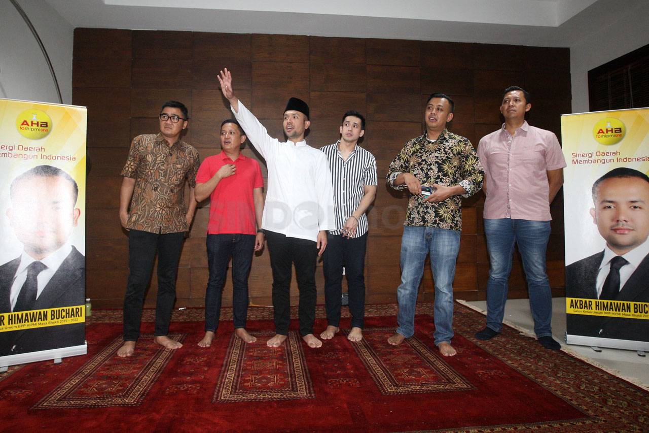 Akbar Himawan Buchari...