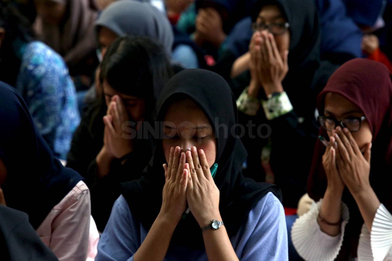 Mahasiswa Ubaya Gelar...