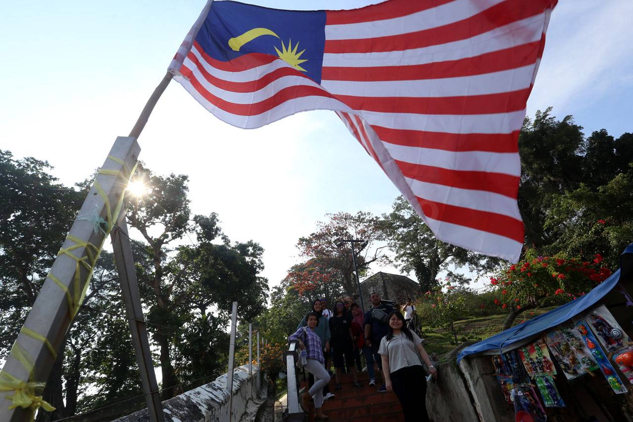 Menyusuri Sejarah dan...