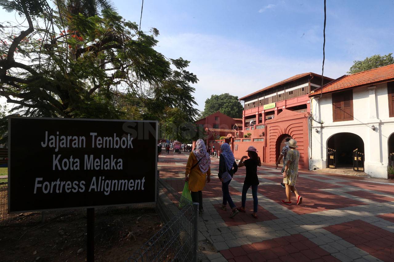 Menyusuri Sejarah dan...