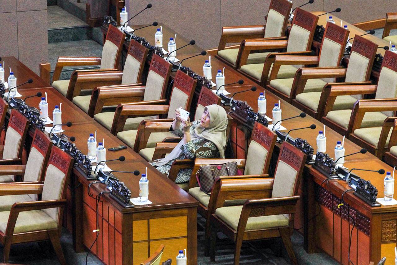 DPR Terima Laporan Keuangan...