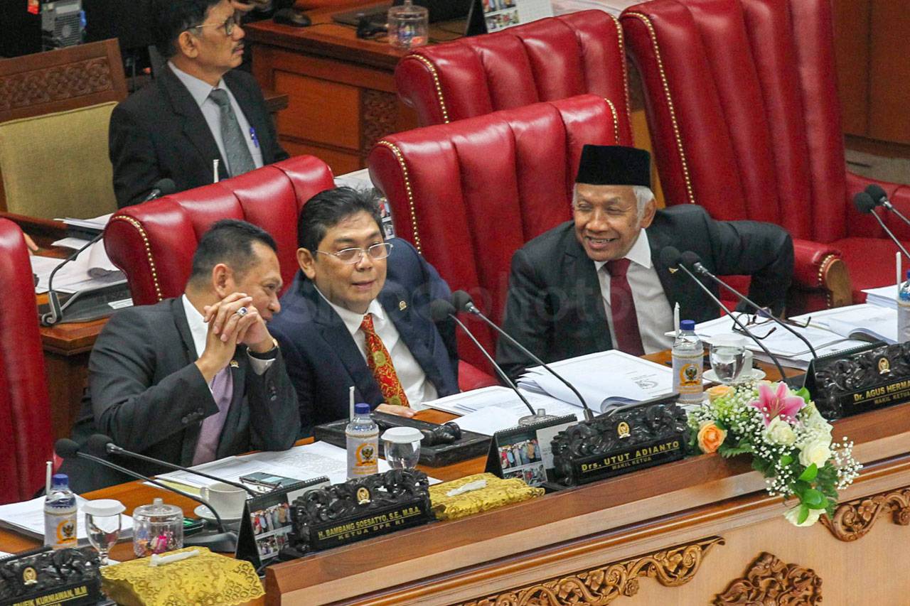 DPR Terima Laporan Keuangan...