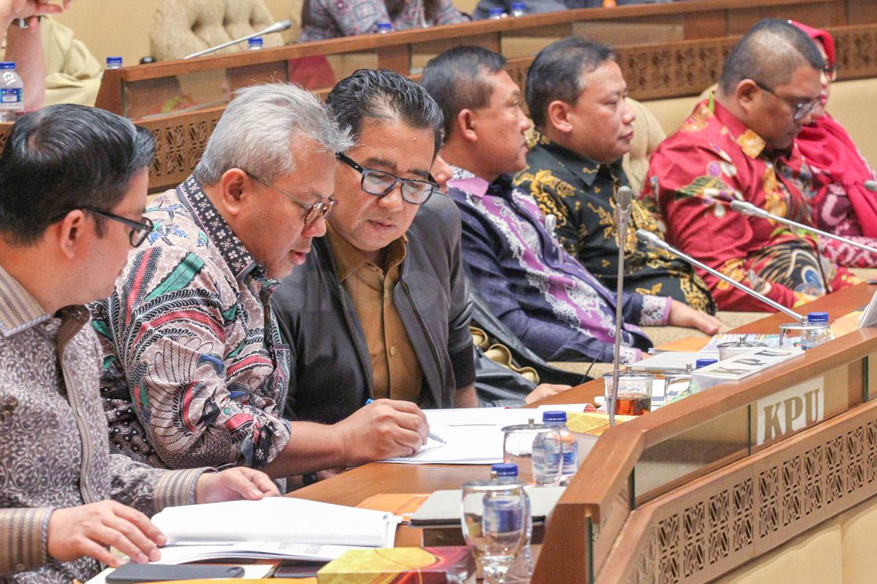 KPU dan Bawaslu Rapat...