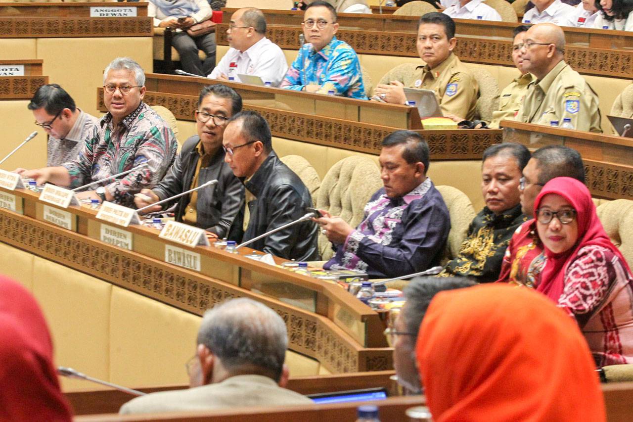 KPU dan Bawaslu Rapat...