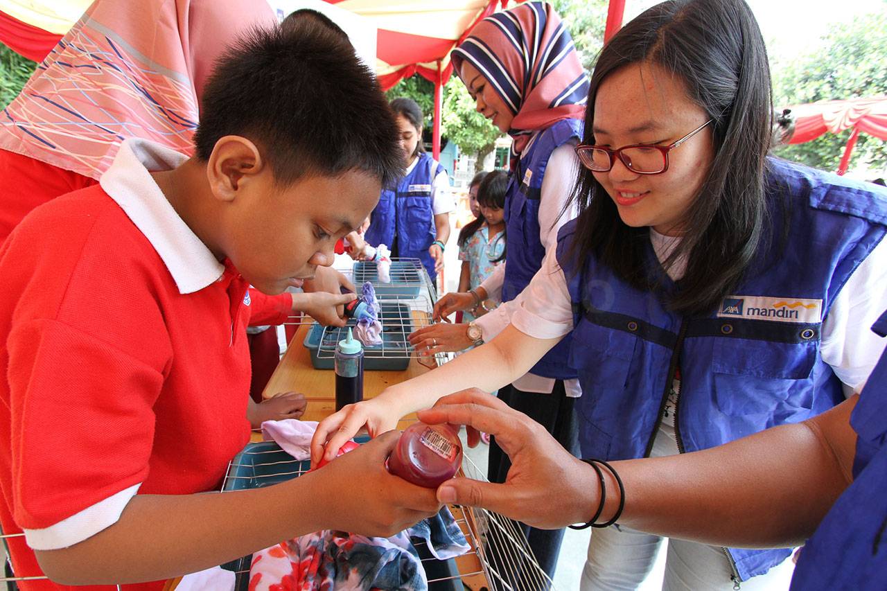 AXA Mandiri Gelar CR...