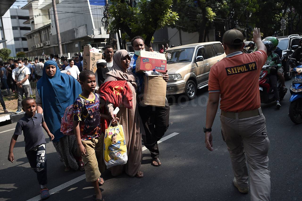 Pencari Suaka Dipindahkan...