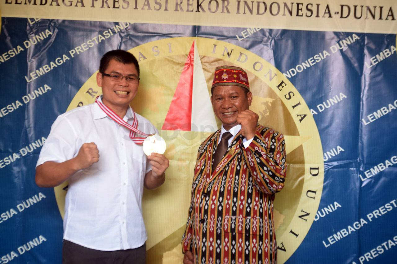 Chris John Terima Penghargaan...