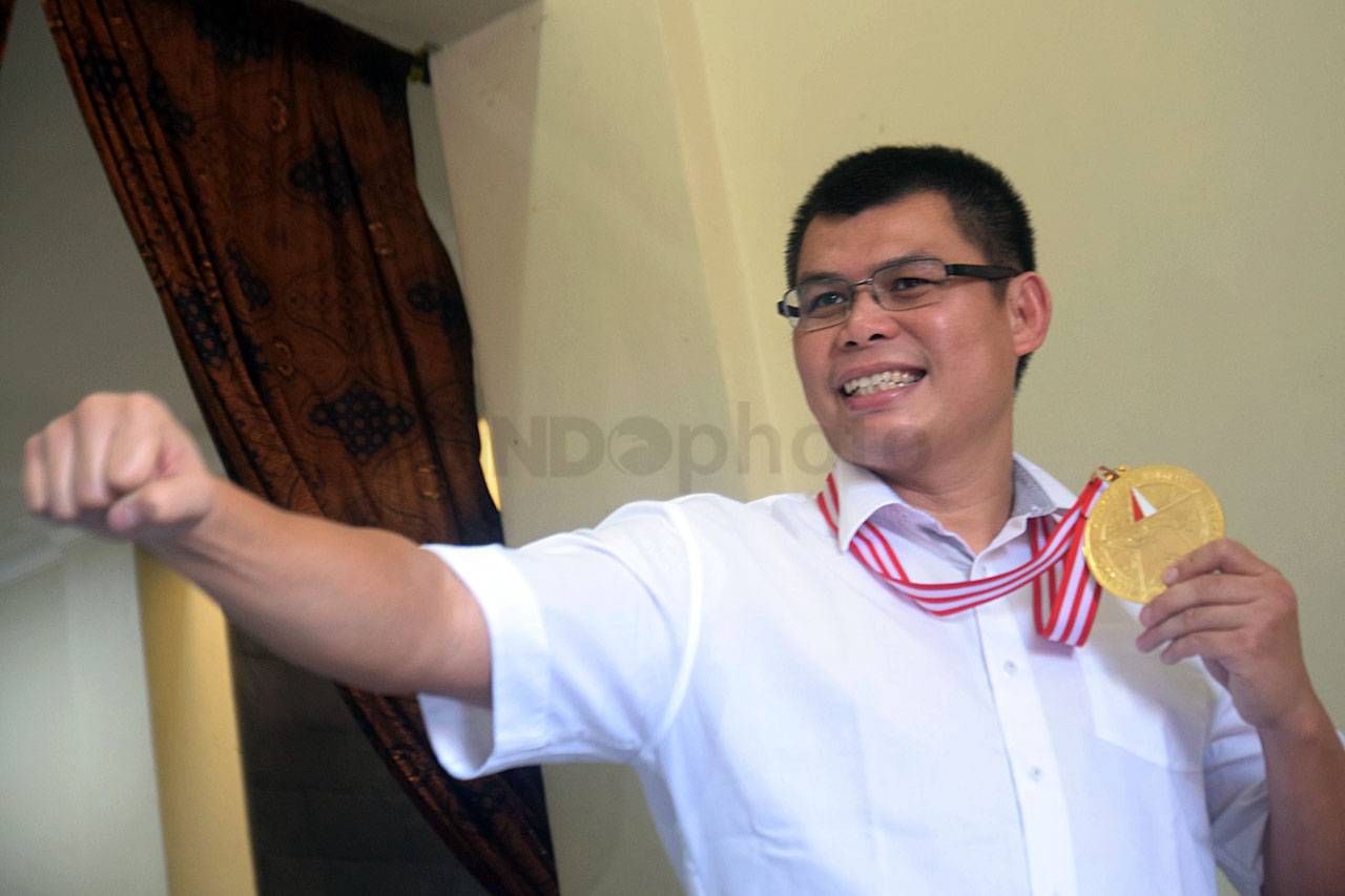 Chris John Terima Penghargaan...