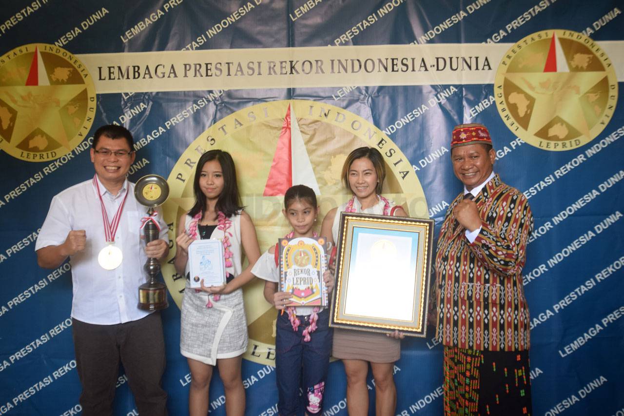 Chris John Terima Penghargaan...