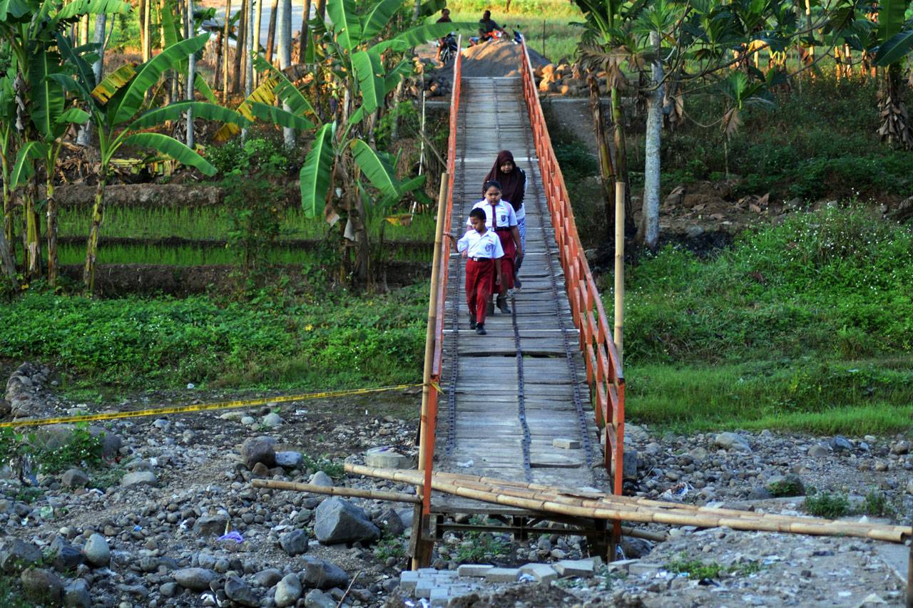 Melintasi Jembatan Putus...