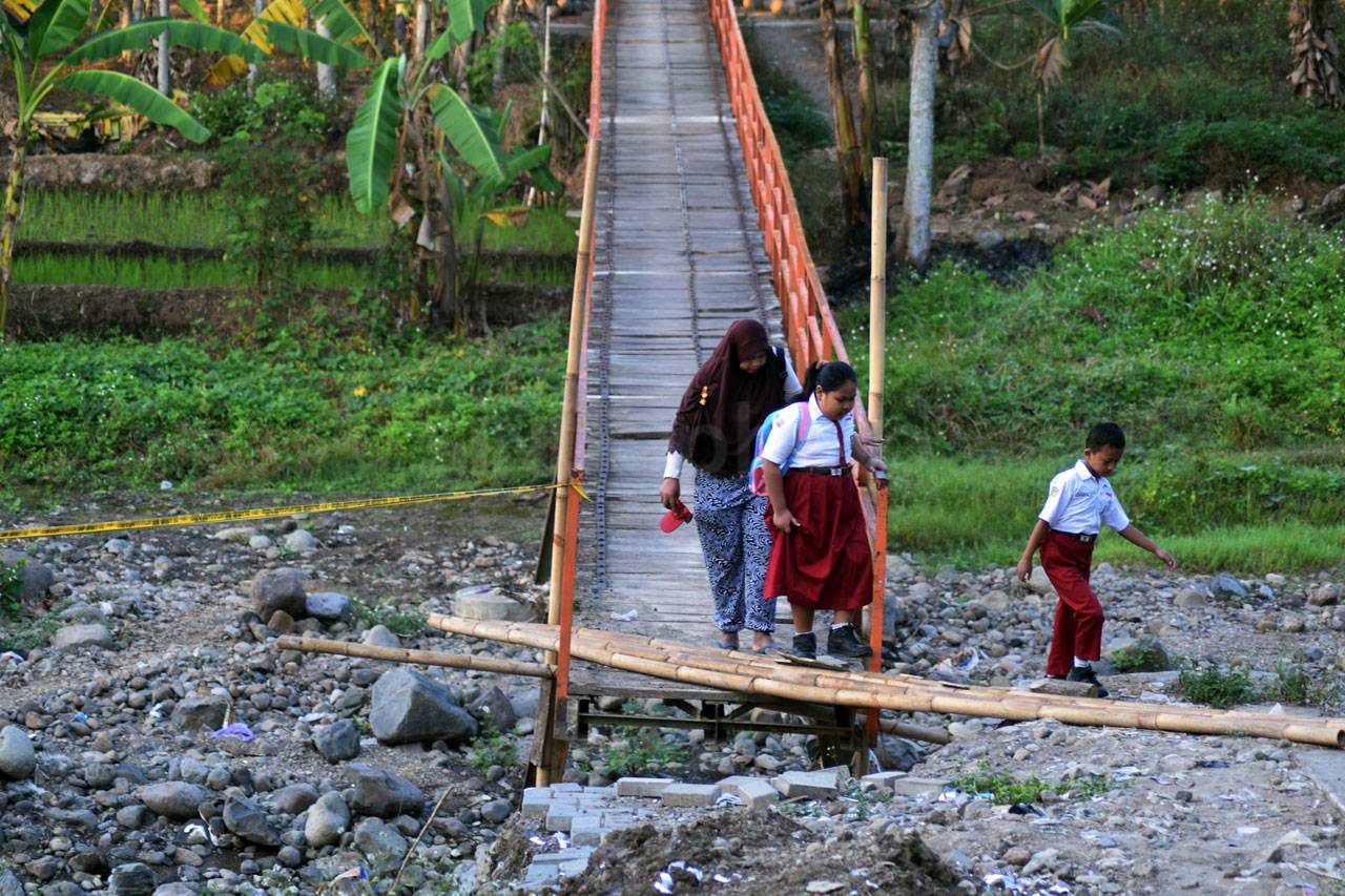 Melintasi Jembatan Putus...